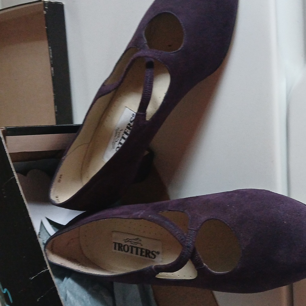 Trotters Maggie Womens 9 deep purple kid suede pump heel formal dress shoes
